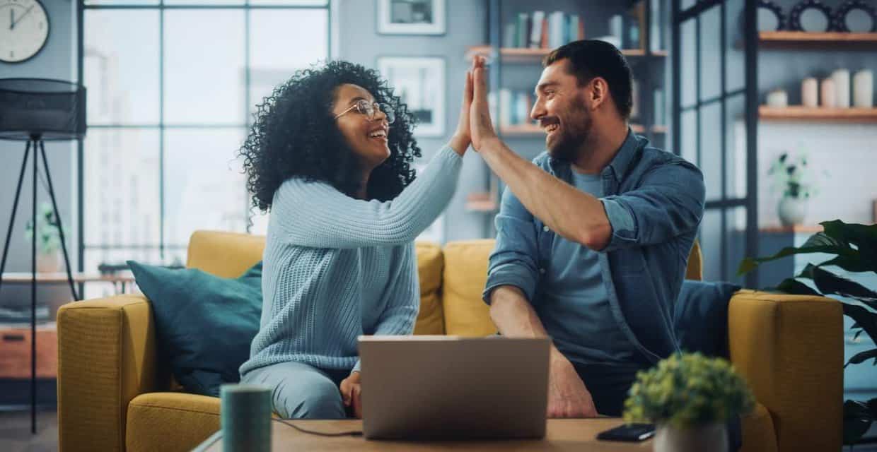 A Dating Tip for Men: When She Likes You, She’ll Help You Out