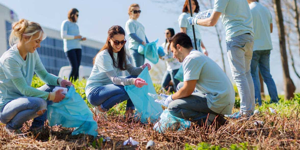 Photo of people volunteering