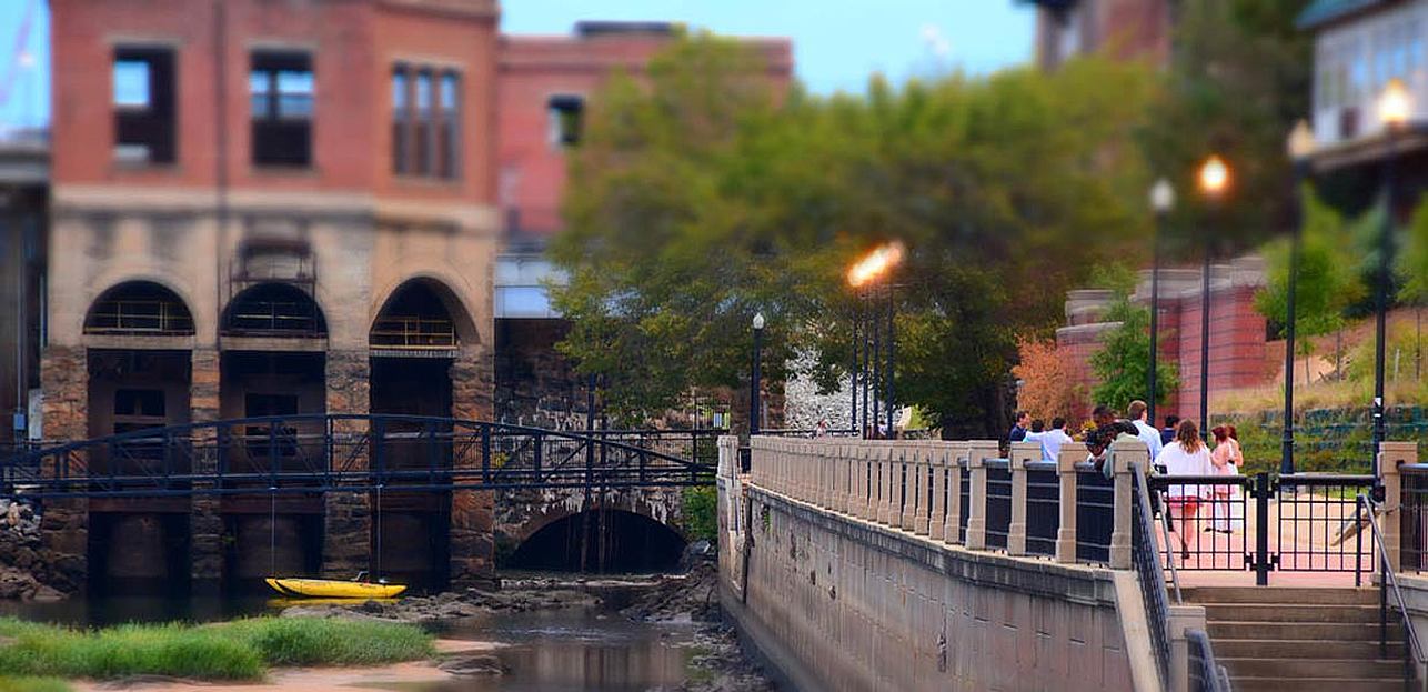 Single in Columbus, GA? 9 Places and Apps to Find a Date