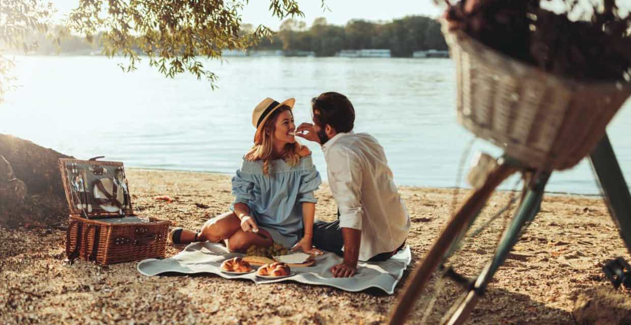Photo of a picnic date